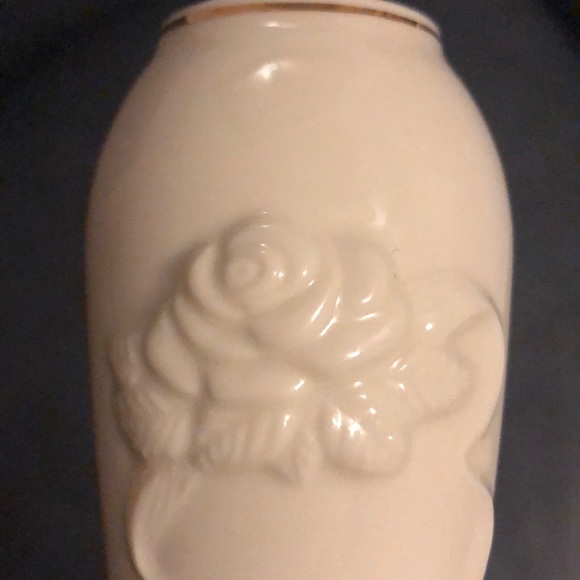 Lenox handcrafted beige porcelain mini vase - Picture 4 of 5